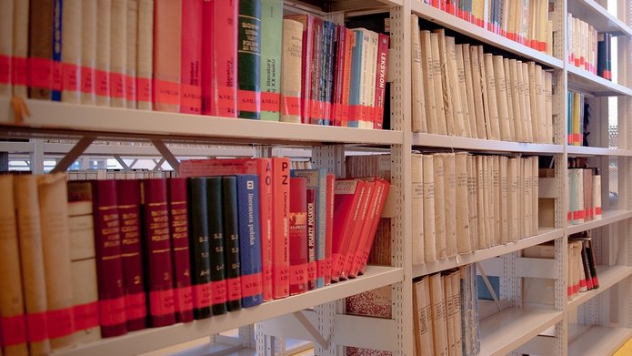 książki na półce w bibliotece