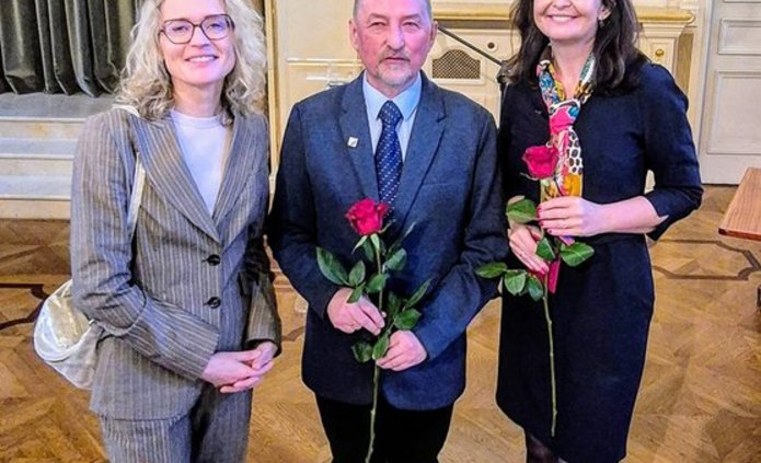 laureaci wyróżnień z Panią Prodziekan prof. Ewą Kobyłęcką-Piwońską